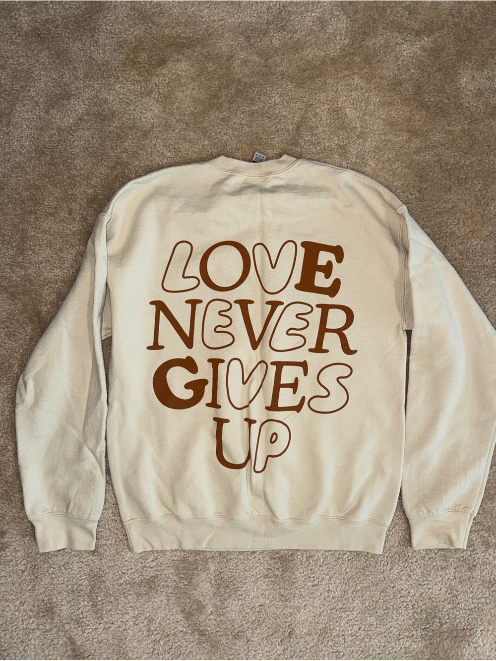 Gildan Cream Groovy Love Never Gives Up Graphic Crewneck Sweatshirt Size M